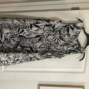 TAHARI 100% linen dress.excellent condition. Worn once and it has pockets!